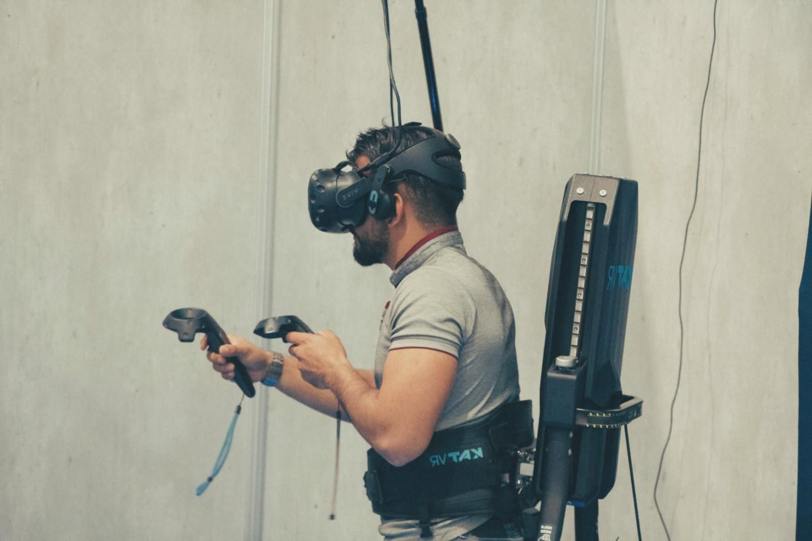 Immersive VR-Übung zur Maschinenwartung mit realistischen Werkzeugen